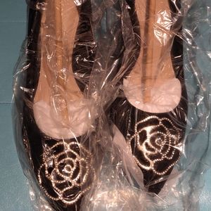 Taryn Rose  Maci Silky Seude pump 10M